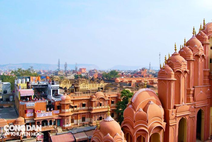 Công trình được xây dựng vào năm 1799 bởi Maharaja Sawai Pratap Singh, cháu trai của Maharaja Sawai Jai Singh, người sáng lập ra thành phố Jaipur. Ảnh: PL
