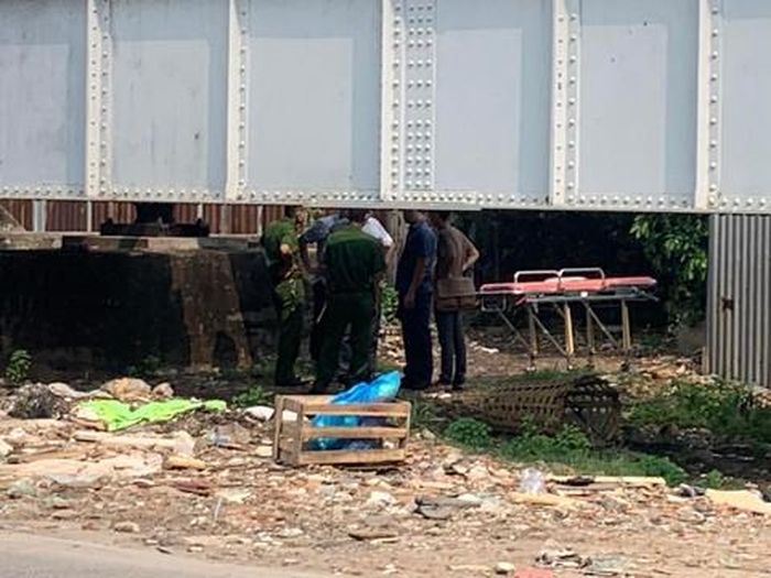 Công an đang khám nghiệm hiện trường vụ việc.