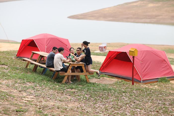  Chủ một đơn vị kinh doanh dịch vụ này cho biết nhu cầu cắm trại của du khách tăng cao hơn hậu đại dịch. Họ muốn tìm về với thiên nhiên để nghỉ ngơi và thư giãn vào ngày cuối tuần. 