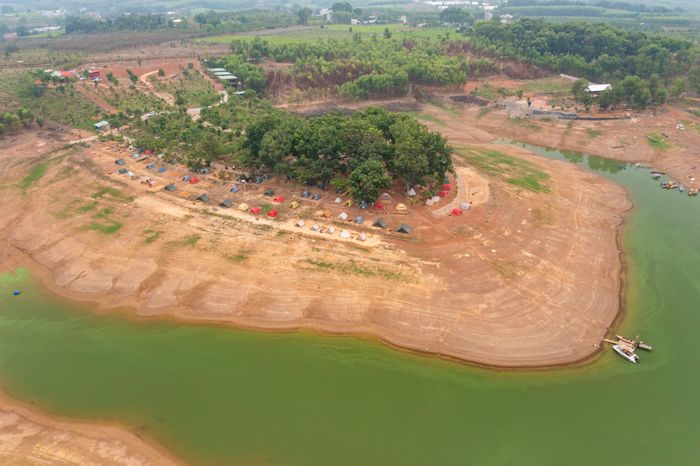  Tuy nhiên, nhu cầu của khách tăng cao khiến các điểm cắm trại tự phát xuất hiện ngày một nhiều. Để đảm bảo an toàn cho chuyến đi, du khách nên tìm hiểu và đặt chỗ tại các điểm đã có giấy phép kinh doanh. 