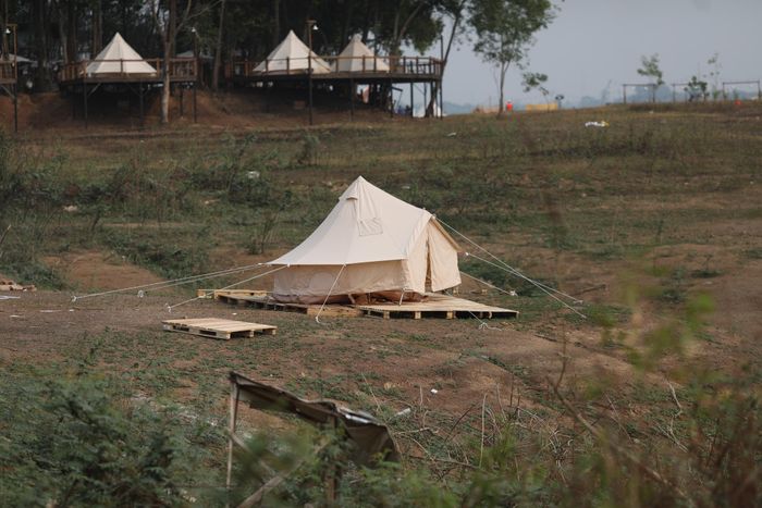  Không chỉ có các khu camping (cắm trại truyền thống), du khách còn có thể lựa chọn hình thức glamping (cắm trại cao cấp) ở khu vực này. 