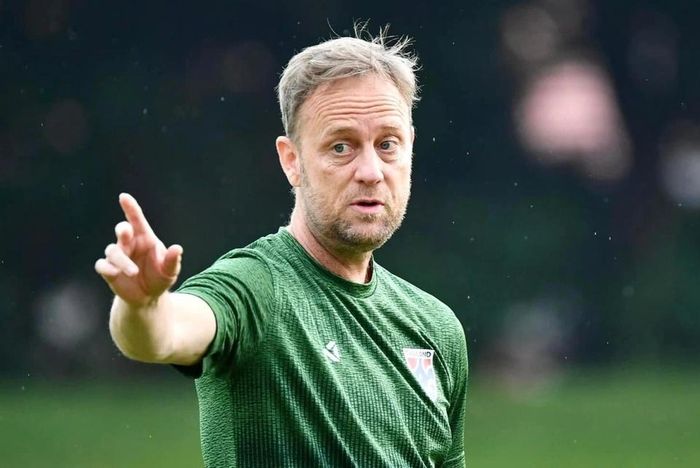 HLV Polking có thêm một lựa chọn là quay lại V.League làm việc nếu mất kiên nhẫn với FAT.