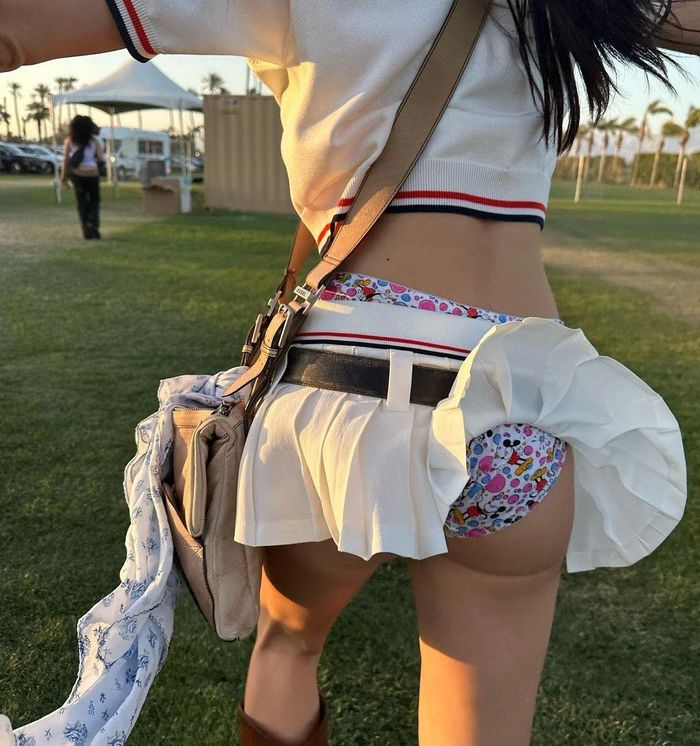 Hình ảnh khoe nội y đáng chú ý của Devon Lee Carlson tại Coachella 2023. Ảnh: @devonleecarlson.