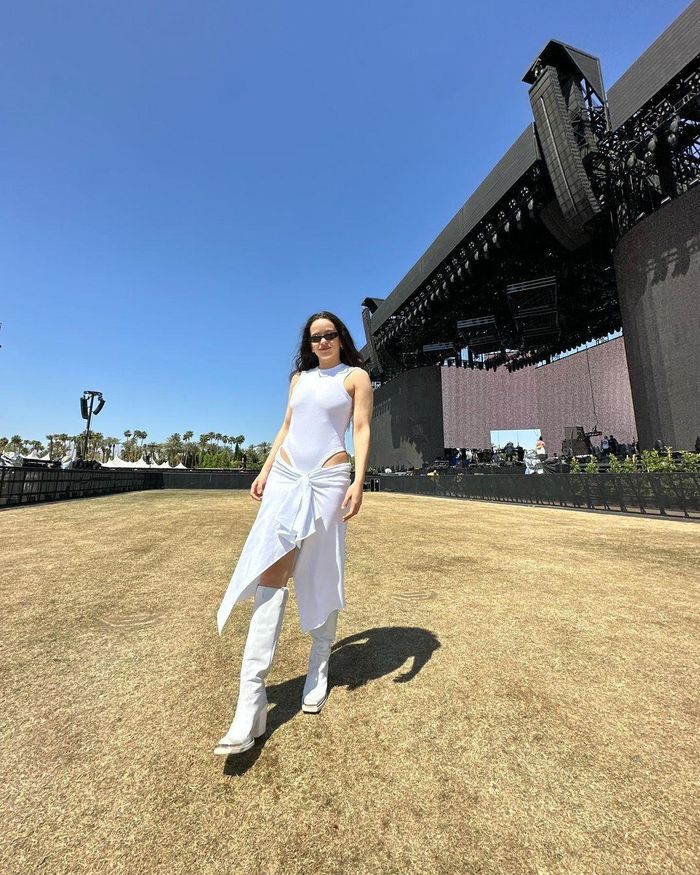  Rosalía thả rông, để lộ ngực trần trong bộ bodysuit mỏng. Ảnh: @rosalia.vt. 