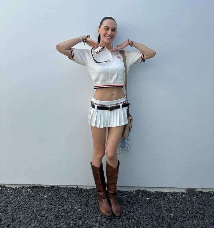  Devon Lee Carlson chọn set đồ trẻ trung, năng động của Miu Miu khi tham dự Coachella. Ảnh: @devonleecarlson. 