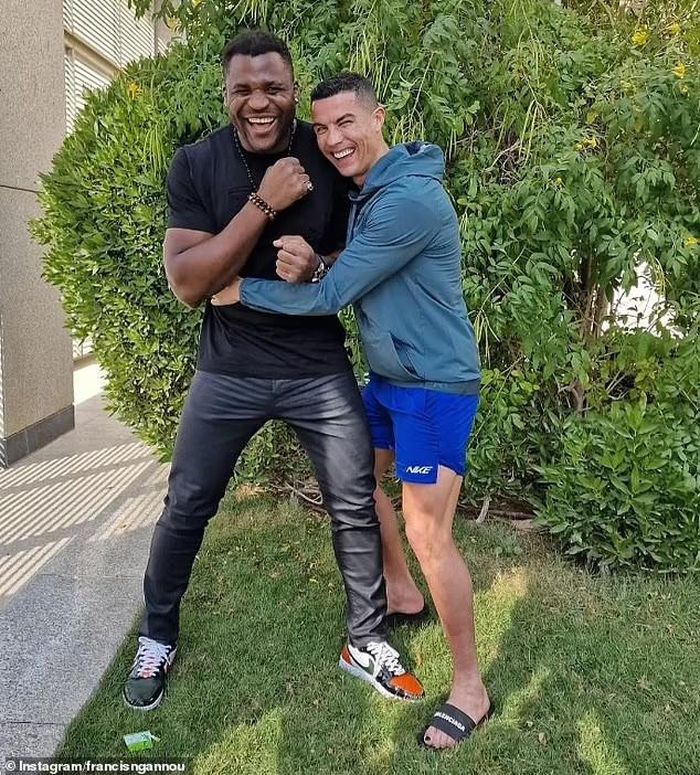 Đây không phải là lần đầu tiên Ronaldo được phát hiện sơn móng chân trong một bức ảnh được chia sẻ bởi Francis Ngannou. Ảnh: Instagram