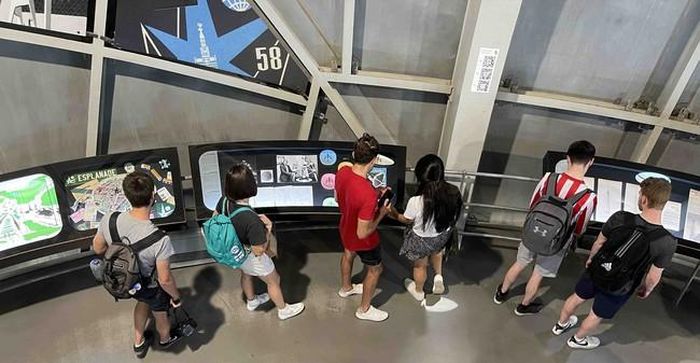 Du khách tham quan bên trong một quả cầu của công trình Atomium