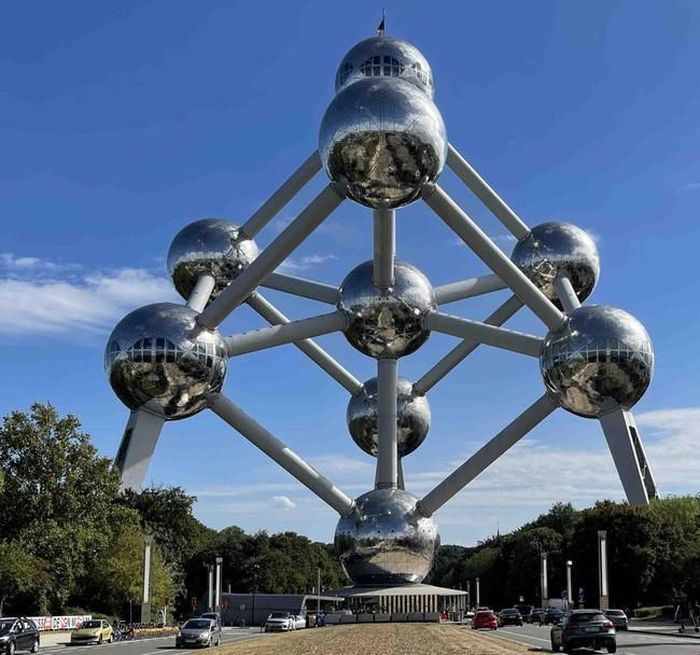 Tượng đài Atomium, một trong những địa điểm du lịch ưa thích của du khách trên khắp thế giới mỗi khi tới Bỉ