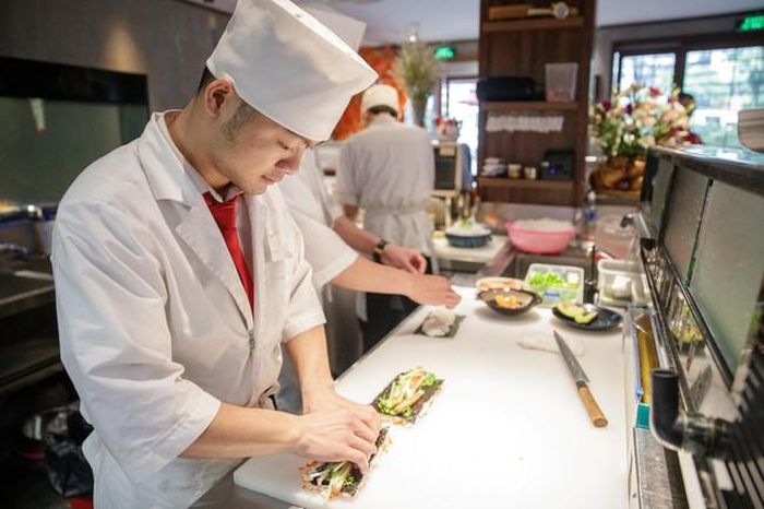 Đầu bếp nhà hàng New Sushi (phố Đào Tấn) chuẩn bị thực đơn cơm cuộn theo phong cách truyền thống Nhật Bản