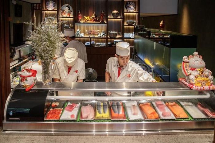 Các món ăn Nhật Bản Ẩm thực Nhật Bản luôn chú trọng sự tươi ngon, làm nổi bật hương vị tự nhiên của món ăn (ảnh chụp tại Nhà hàng New Sake, phố Đào Tấn)