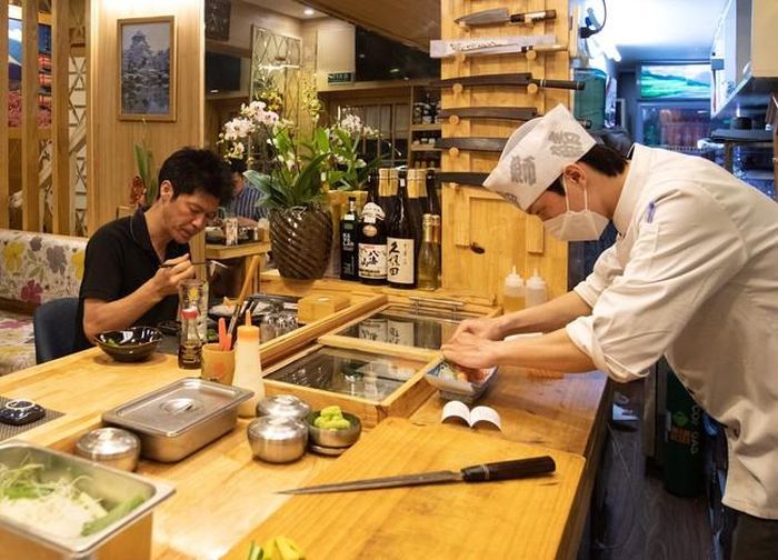 Thực khách Nhật thưởng thức bữa tối tại Nhà hàng Vạn Phúc - phố Đào Tấn