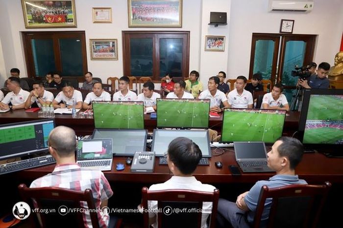 Các trọng tài và trợ lý trọng tài tham dự khóa đào tạo Trọng tài VAR đợt 2.