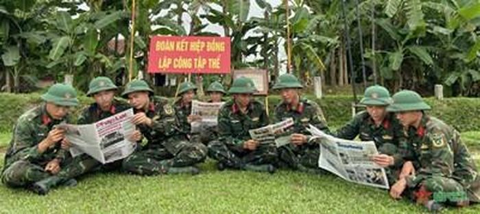  Trong khi đó ở Đại đội 2, một số chiến sĩ tìm đọc sách, báo. 