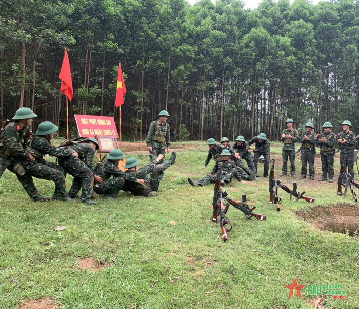 Số khác tham gia trò chơi kéo co trong tiếng hò reo, cổ vũ sôi động. 