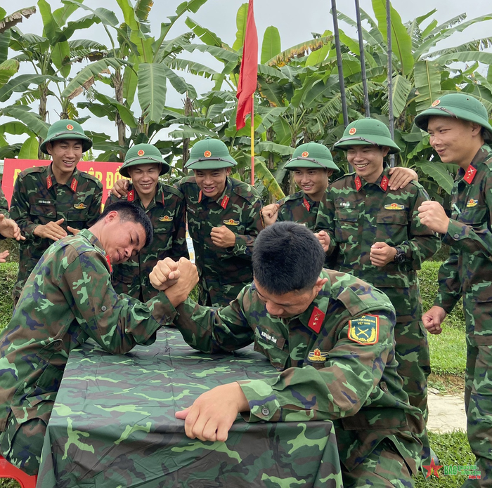 Các chiến sĩ khác chọn vật tay để thử sức mạnh. 