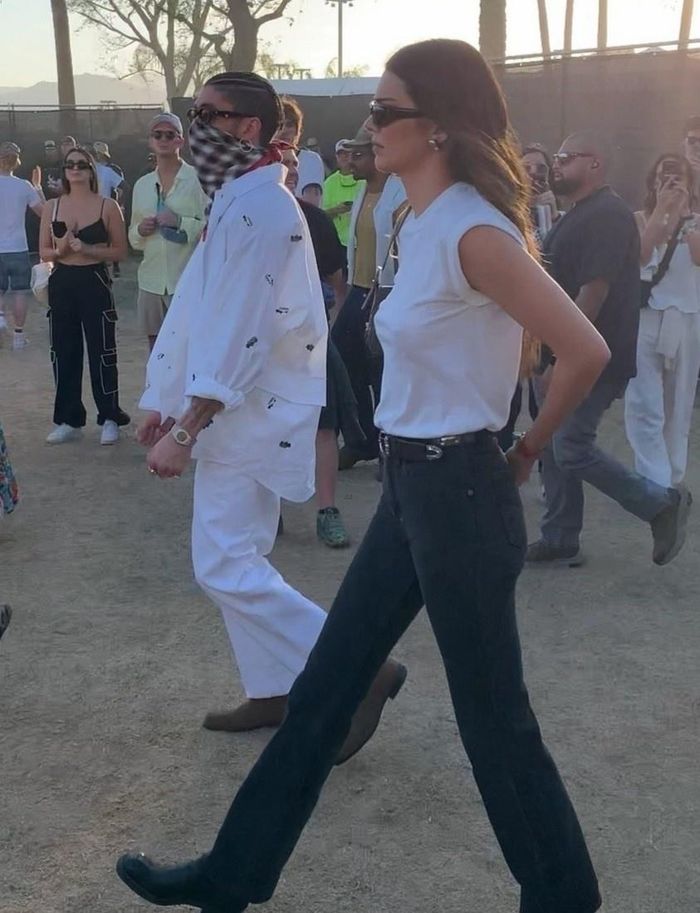 Kendall Jenner và Bad Bunny cùng mặc áo màu trắng đi sự kiện - Ảnh: Just Jared.