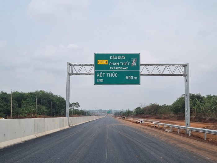 Biển chỉ dẫn đường đã được lắp đặt.