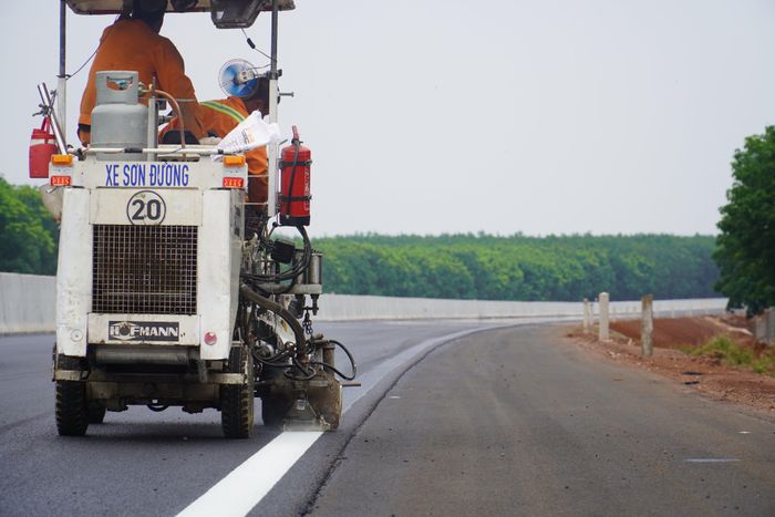 Sơn kẻ vạch trên mặt đường.