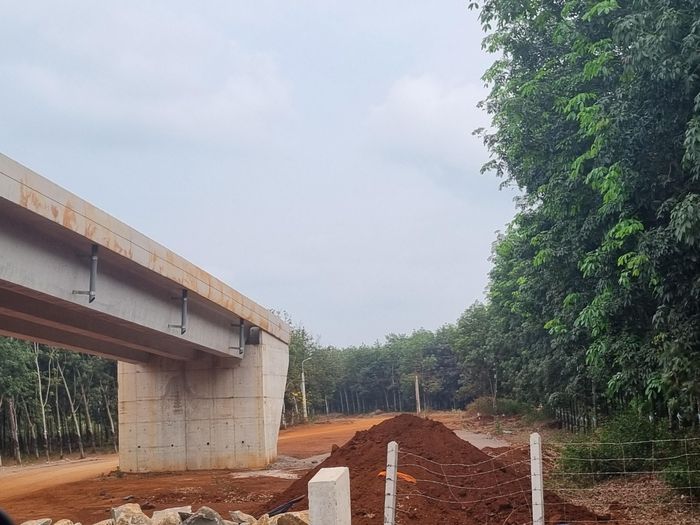 Hạng mục một cầu vượt chưa có đường dẫn do thiếu nguồn đất đắp.