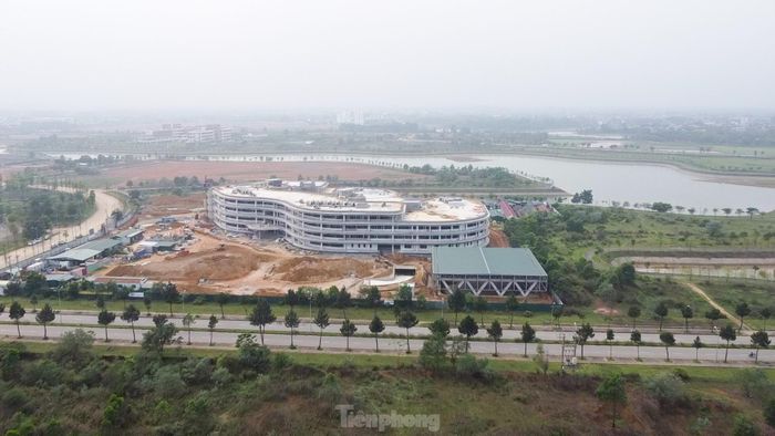 Khu có tổng diện tích quy hoạch gần 1.600ha được xây dựng theo mô hình thành phố khoa học với đầy đủ các tiện ích và những khu chức năng. 