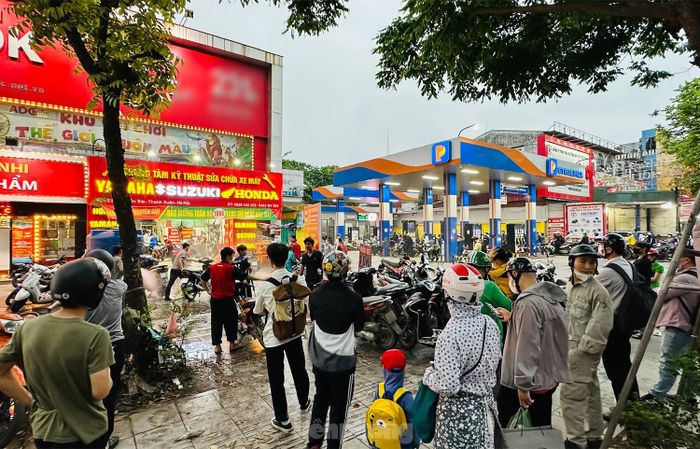  Chị Chiến kế toán của cửa hàng sửa chữa xe máy và rửa xe ở đây cho biết: "Cửa hàng mở từ 7h30-18h30 và rửa từ 500-700 xe. Nhân viên ở đây làm xuyên trưa không hết việc." 