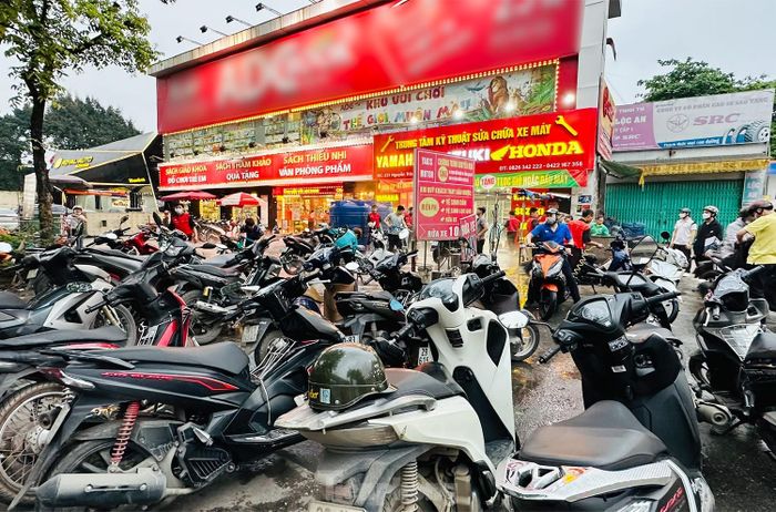  Bạn Tuyết sinh viên trường Đại học Khoa học Xã hội và Nhân văn cho biết mình và các bạn là khách hàng quen của quán này. Tuyến chia sẻ: "Nhân viên cửa hàng này làm việc rất chuyên nghiệp và nhanh nhẹn nên dù hôm nay hết mưa nồm, cửa hàng đông hơn ngày thường nhưng tôi vẫn kiên nhẫn xếp hàng đợi." 