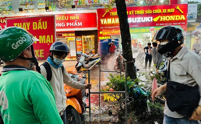  Anh Tiến - tài xế xe công nghệ ở phường Khâm Thiên (quận Đống Đa, TP Hà Nội) đang đứng chờ tới lượt rửa xe cho biết: "Tôi rửa xe ở chỗ này mấy năm nay ở đây rồi, khi nào có khách chạy qua khu Thanh Xuân là tôi rẽ vào đây rửa. Cửa hàng sửa xe máy nhưng lại thêm dịch vụ rửa xe giá rẻ mà nhân viên cũng rất nhanh nhẹn và chuyên nghiệp. Chỉ cần đợi vài phút là xe sạch bong..." 