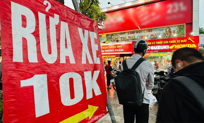  Tấm biển "Rửa xe 10k" được nhiều khách hàng hưởng ứng. 