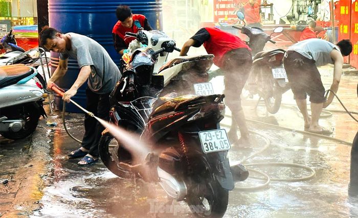  Cửa hàng này có gần 20 nhân viên túc trực thay nhau làm việc liên tục. 
