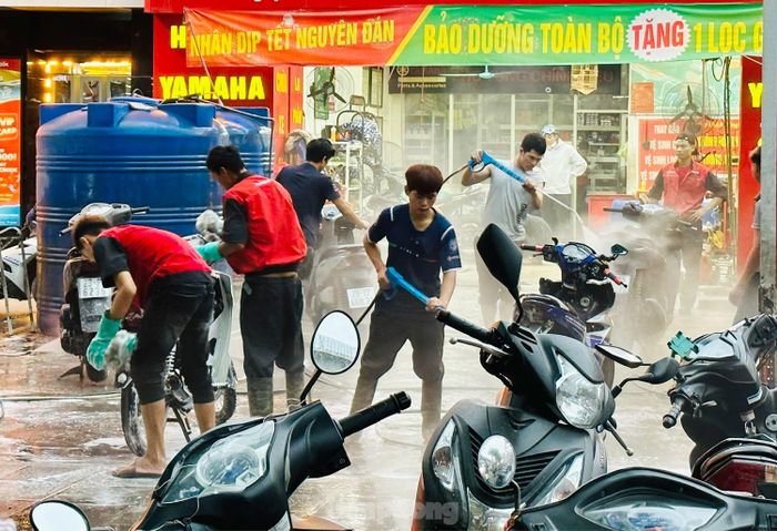  Nhân viên làm việc không ngơi tay. 