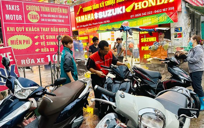  Được biết giá rửa xe máy trung bình tại các cửa hàng ở Hà Nội từ 20.000-30.000 đồng. 