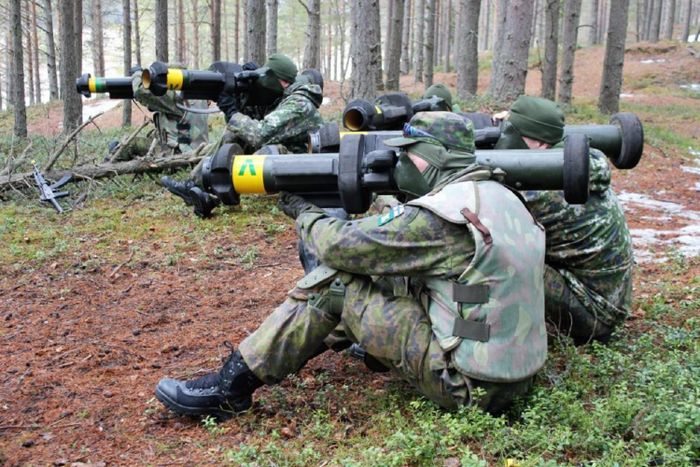 Các binh sĩ Phần Lan thao tác với APILAS. Ảnh: Mil.in.ua