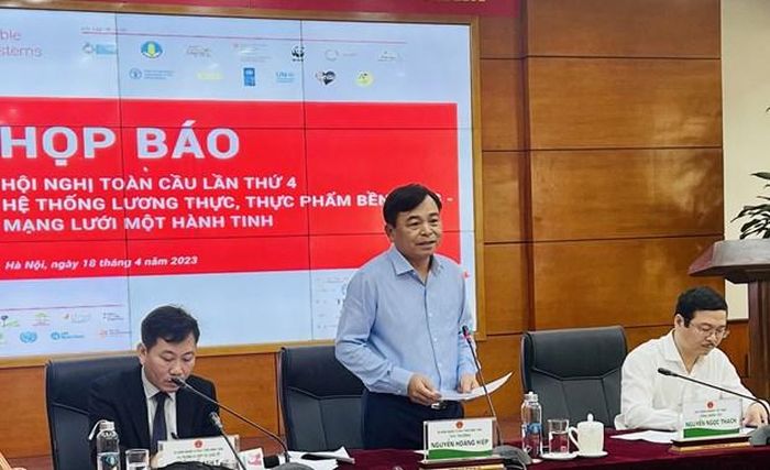 Thứ trưởng Bộ Nông nghiệp và Phát triển nông thôn Nguyễn Hoàng Hiệp trả lời báo chí tại họp báo. (Ảnh: PV/Vietnam+)