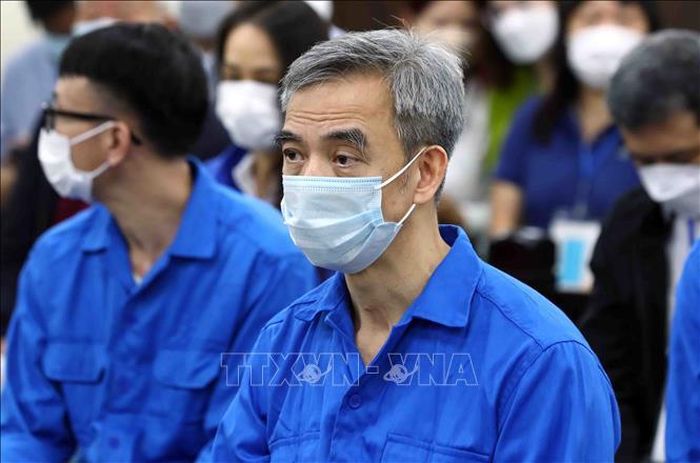 Bị cáo Nguyễn Quang Tuấn, cựu Giám đốc, Chủ tịch Hội đồng mua sắm Bệnh viện Tim Hà Nội, cựu Giám đốc Bệnh viện Bạch Mai tại phiên tòa, sáng 17/4/2023. Ảnh: Phạm Kiên/TTXVN