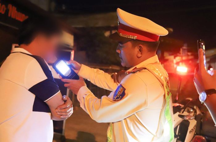 Lực lượng CSGT yêu cầu tài xế chấp hành kiểm tra nồng độ cồn.