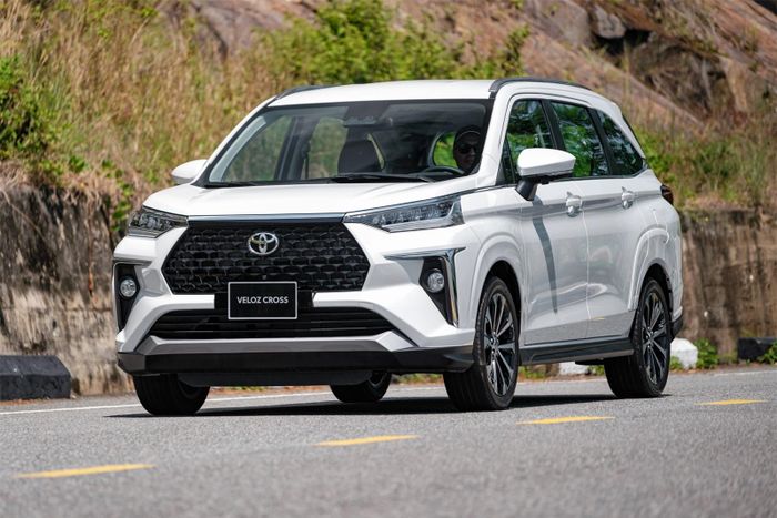 Xếp ngay sau Xpander về sức tiêu thụ là Toyota Veloz Cross. Năm ngoái, Veloz Cross dù bán tốt nhưng không nhiều lần xuất hiện trong danh sách ôtô bán chạy nhất hàng tháng do được gộp doanh số với Avanza Premio. Sau khi được tách kết quả kinh doanh, Toyota Veloz nhanh chóng chứng tỏ sức hút về lượng tiêu thụ tại Việt Nam với tổng cộng 14.104 xe bán ra trong suốt 12 tháng của năm 2022.