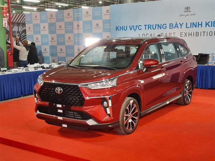 Việc nhập khẩu nguyên chiếc từ Indonesia từng khiến Toyota Veloz Cross phải rơi vào cảnh khan hàng, đội giá diễn ra hồi đầu quý II/2022. Toyota Việt Nam sau đó đã giới thiệu những mẫu Veloz Cross lắp ráp nội địa đầu tiên vào cuối năm ngoái, với kỳ vọng phần nào giải quyết vấn đề nguồn cung trong cuộc đua doanh số cùng Mitsubishi Xpander. Hiện, Toyota Việt Nam đang phân phối Veloz Cross với 2 phiên bản, giá bán lần lượt 658 triệu đồng cho phiên bản CVT và 698 triệu đồng cho phiên bản CVT Top.