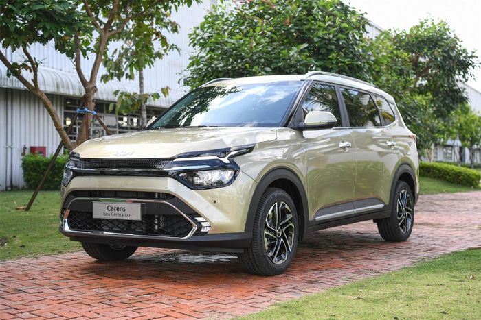 Dù được Kia gọi bằng danh xưng "SUV thế hệ mới", những tranh cãi về việc liệu Kia Carens là MPV hay SUV vẫn chưa có hồi kết. Trên thực tế, dù mang dáng dấp SUV nhưng Kia Carens vẫn sở hữu không gian nội thất rộng rãi thường thấy trên một chiếc MPV đa dụng. Với tổng cộng 7 phiên bản cùng 3 tùy chọn động cơ, Kia Carens trải dài trên phân khúc MPV từ hạng B đến hạng C, cung cấp nhiều lựa chọn đa dạng cho khách hàng.
