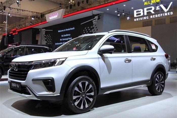 Trong năm nay, phân khúc MPV bình dân sẽ tiếp tục đón thêm một gương mặt mới gia nhập. Qua trao đổi với Zing, nhiều tư vấn bán hàng xác nhận Honda BR-V đã cập cảng Việt Nam và chỉ chờ ngày chính thức ra mắt khách hàng trong nước. Mẫu MPV cỡ nhỏ này được nhập khẩu từ Indonesia và hiện có giá bán tại xứ sở vạn đảo trong khoảng 287-355 triệu rupiah, tương đương 451-557 triệu đồng. Phiên bản cao cấp nhất của Honda BR-V được hãng trang bị gói an toàn Honda Sensing.