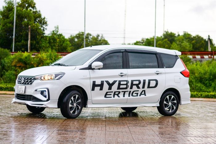 Sở hữu động cơ hybrid duy nhất trong phân khúc MPV bình dân, Suzuki Ertiga Hybrid từng được kỳ vọng sẽ thay đổi số phận cho dòng xe Ertiga của Suzuki sau khi mẫu MPV tiền nhiệm không đạt doanh số quá khả quan. Tuy nhiên kể từ lúc mở bán vào tháng 9/2022, doanh số của Suzuki Ertiga Hybrid chưa bao giờ vượt quá 100 xe/tháng bất chấp hãng xe đã triển khai nhiều chương trình ưu đãi.