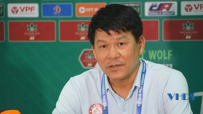 HLV Vũ Tiến Thành không hài lòng với HLV Popov của Đông Á Thanh Hóa.