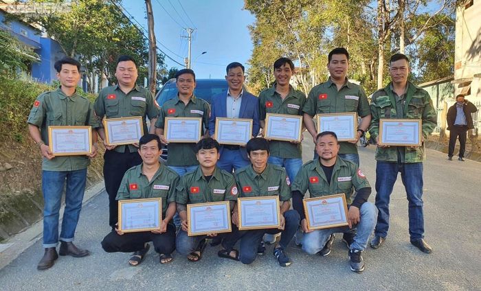 Các thành viên Đội SOS đèo Lò Xo nhận Bằng khen của Ban ATGT huyện Đăk Glei.