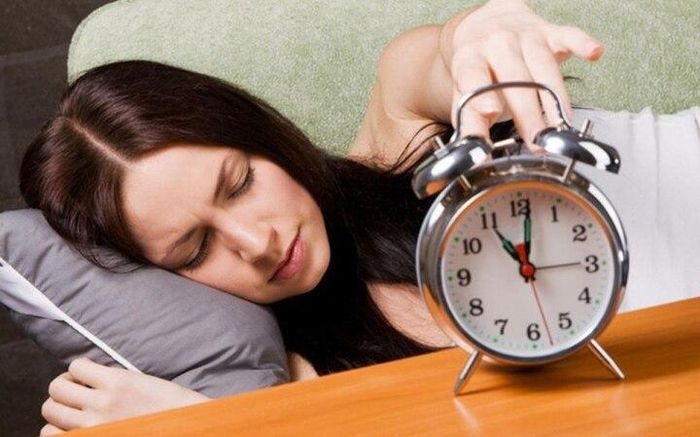 Không nên lạm dụng ngủ bù quá nhiều khi thiếu ngủ. (Ảnh minh họa)