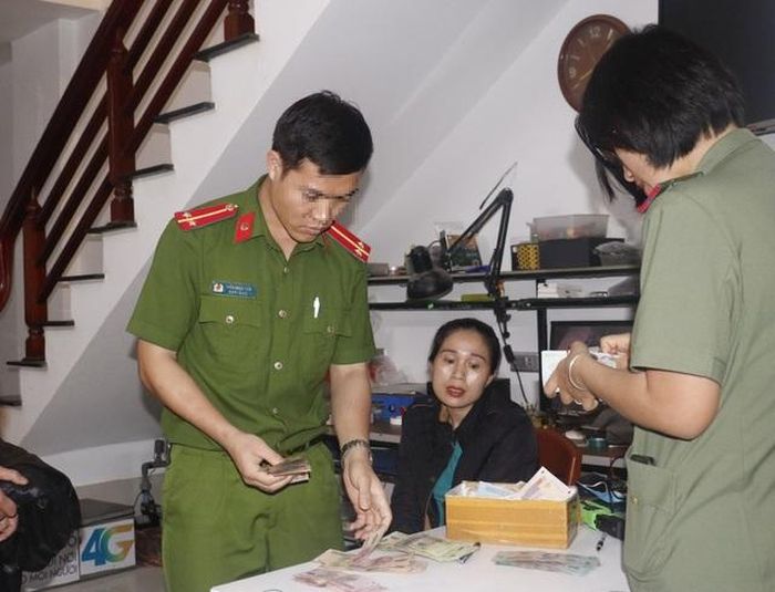 Công an khám xét tại hiện trường.