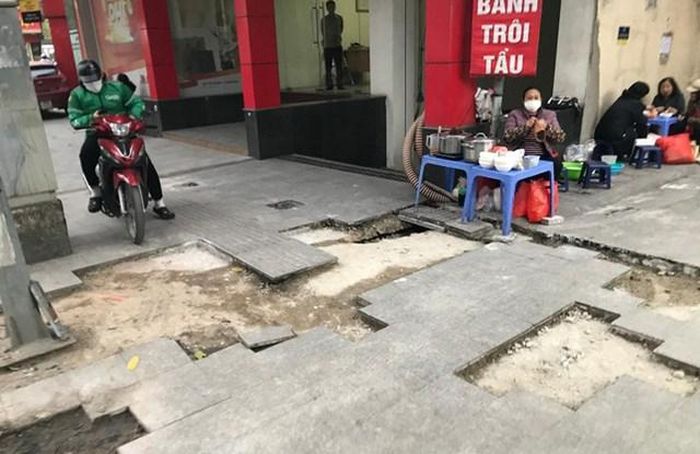 Về vật liệu đá lát hè, việc khảo sát, đánh giá nguồn cung cấp vật liệu đá tại một số dự án chưa đầy đủ, chi tiết làm cơ sở lựa chọn chủng loại đá có yêu cầu kỹ thuật phù hợp, đảm bảo các tiêu chí theo thiết kế.