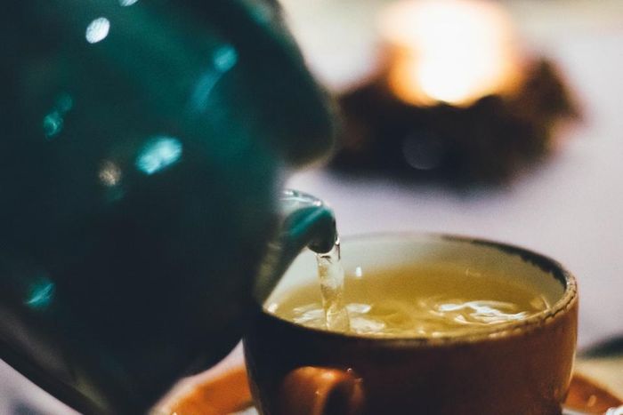 Theo bác sĩ, uống trà là sau bữa ăn giúp cơ thể bài tiết lượng muối dư thừa ra khỏi cơ thể. Ảnh: Pexels.