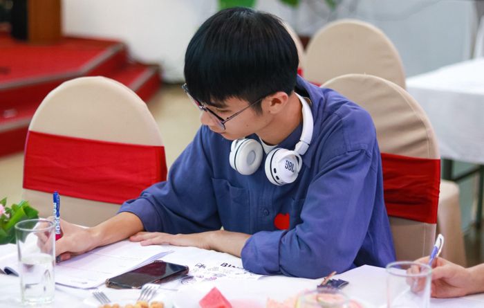  Nam "săn" điểm rèn luyện bằng cách lướt mạng xã hội mỗi tiếng một lần. Ảnh: NVCC. 