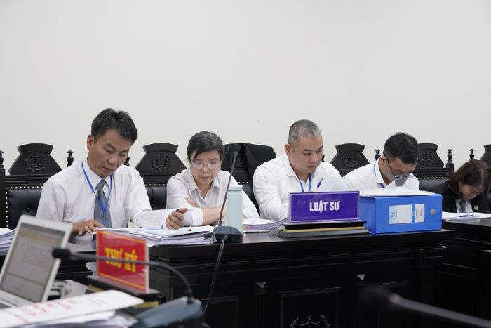 Các luật sư bào chữa. Ảnh: H.V.