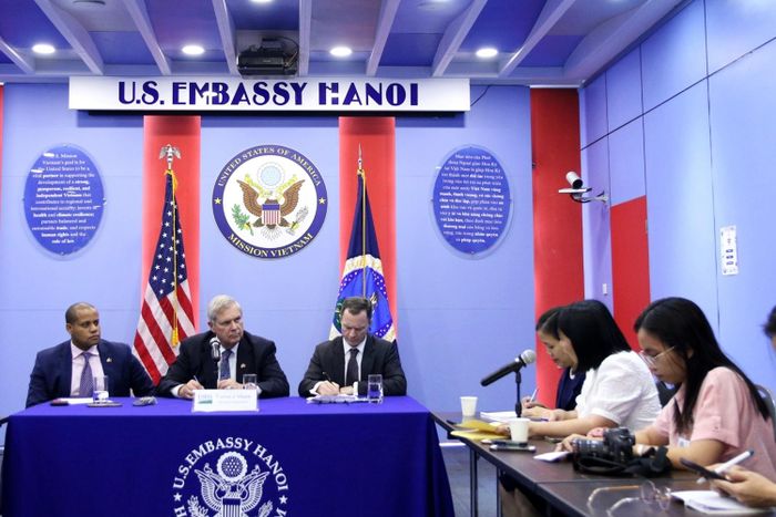  Bộ trưởng Vilsack lắng nghe câu hỏi của phóng viên. Ảnh: Quốc Đạt. 
