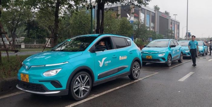 Taxi thuần điện Xanh SM chính thức đi vào hoạt động, mang đến cho người dân Hà Nội một lựa chọn thú vị và mới mẻ. Ảnh Phi Long
